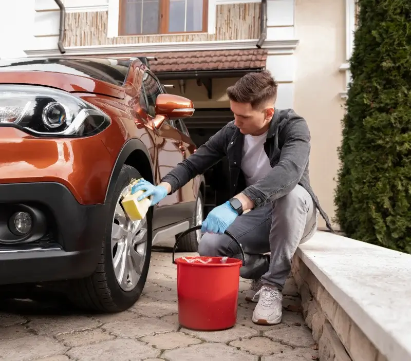 Lavage auto à domicile Saint-Félix-de-Lodez : professionnel intervenant sur un véhicule